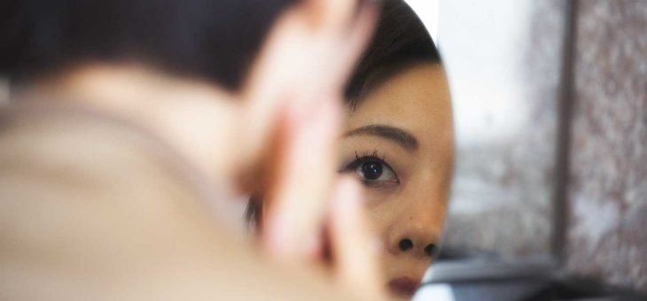 Entenda a doença que faz os cílios nascerem para dentro