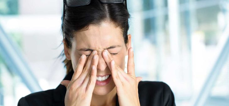 Coçar os olhos pode levar ao afastamento da margem das pálpebras